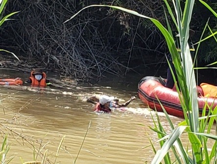 Sau 4 ngày tích cực tìm kiếm, lực lượng chức năng đã tìm thấy thi thể 2 cháu bé bị nước cuốn trôi.