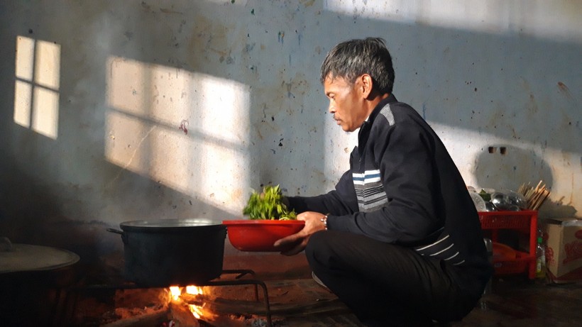 Thầy A Phiên chăm lo từng bữa ăn cho học sinh.
