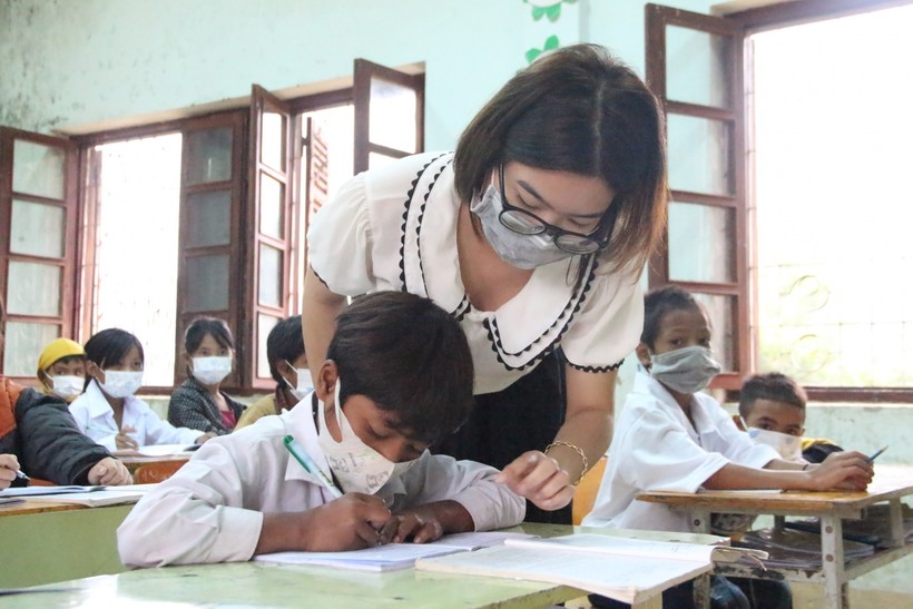Hạnh phúc của cô Võ Thị Quỳnh Nga là học sinh có đủ cơm ăn, áo mặc khi đến trường.