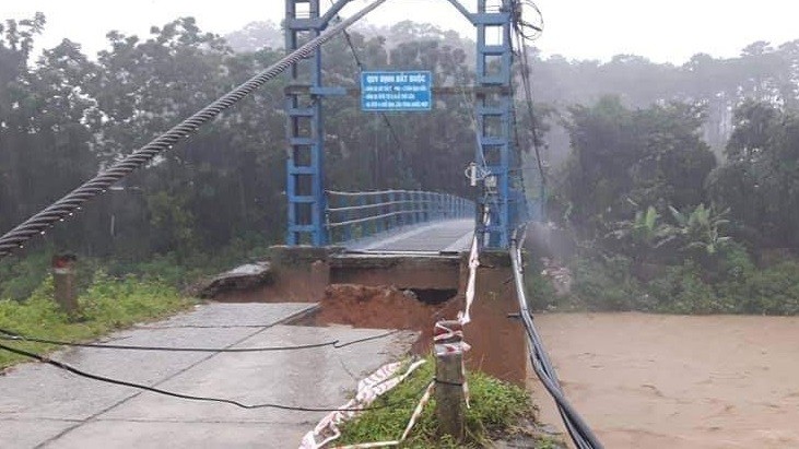 Cầu treo bắc qua sông nối thị trấn Đăk Glei với các thôn Đông Sông, Đông Thượng bị nước lũ cuốn trôi mố cầu.