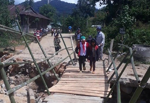 Học sinh xã Mường Hoong đến trường trên cây cầu tạm.