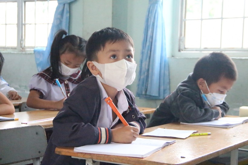 Học sinh Trường Tiểu học số 2 thị trấn Plei Kần đảm bảo các biện pháp phòng chống dịch khi học trực tiếp.
