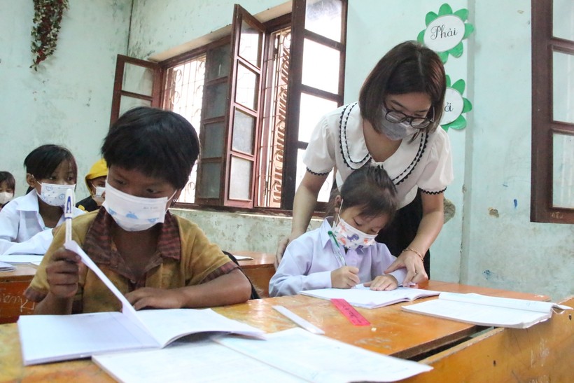 Cô Võ Thị Quỳnh Nga luôn mong ước học sinh vùng khó sẽ có tương lai tốt đẹp hơn.