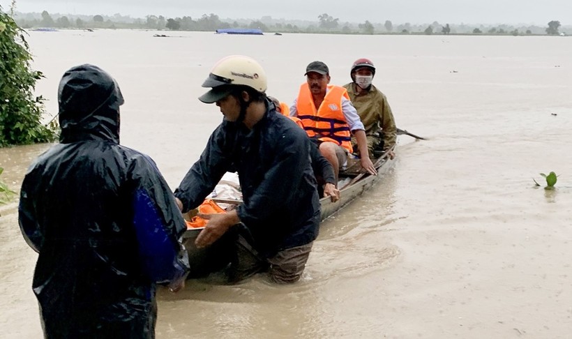 Lực lượng chức năng ứng cứu người dân bị mắc kẹt do mưa lũ.
