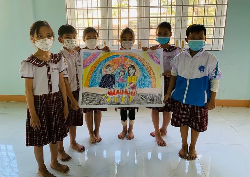 Học sinh Trường Tiểu học số 2 thị trấn Plei Kần (huyện Ngọc Hồi, Kon Tum) vẽ tranh tuyên truyền phòng, chống thuốc lá trong trường học.