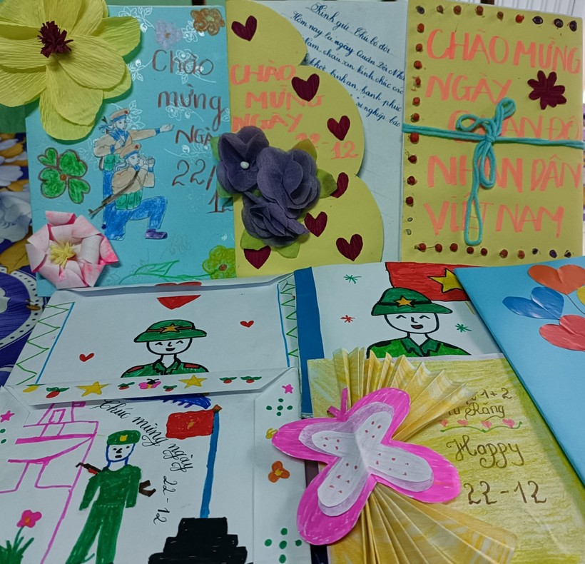 Những tấm thiệp học sinh Trường Tiểu học xã Mường Hoong làm gửi tặng các chú bộ đội nhân ngày 22/12.