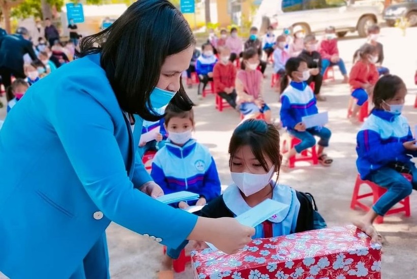 Bà Đinh Thị Lan, Phó Giám đốc Sở GD&ĐT Kon Tum thăm và tặng quà cho học sinh khó khăn.