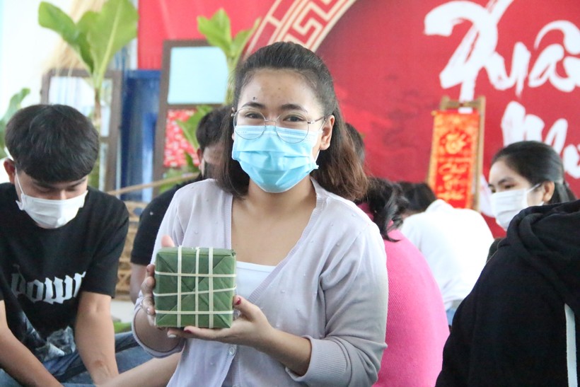 Lưu học sinh tự tay gói bánh chưng trong dịp Tết Nguyên đán tại Việt Nam.