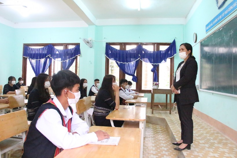 Bà Đinh Thị Lan, Phó Giám đốc Sở GD&ĐT Kon Tum nắm tình hình tổ chức dạy học trực tiếp tại huyện Đăk Glei.