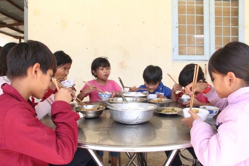 Học sinh huyện Kon Plông còn nhiều khó khăn, thiếu thốn.