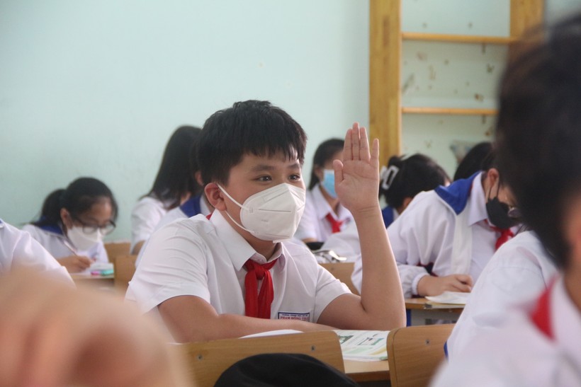 Học sinh Trường THCS Phạm Hồng Thái đảm bảo các biện pháp phòng chống dịch khi đến trường.