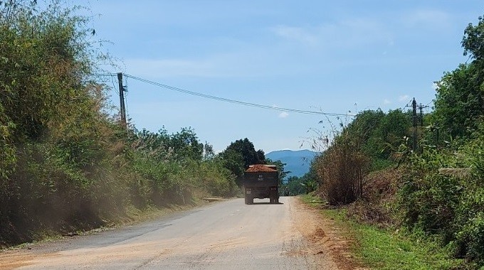 Phương tiện vận chuyển đất từ khu vực khai thác ra ngoài trên địa bàn huyện Ngọc Hồi.