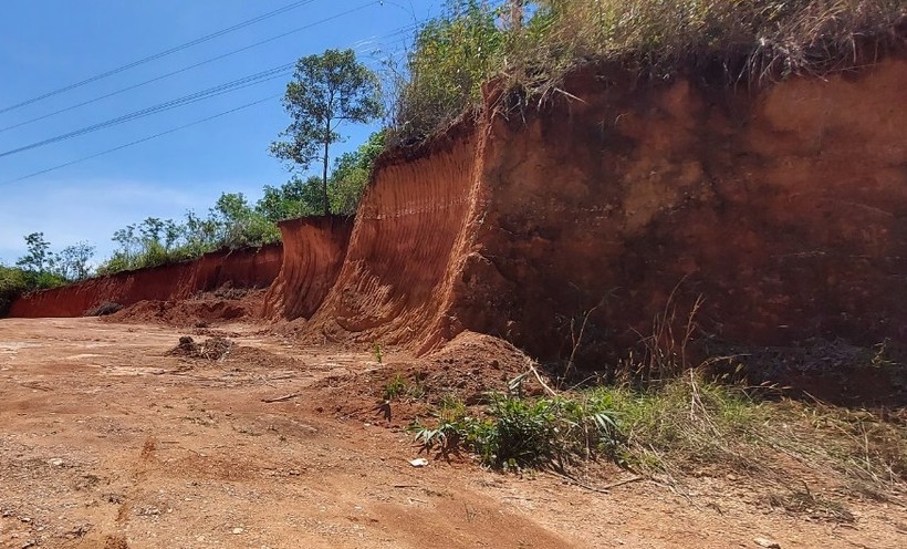 Một điểm khai thác đất trái phép tại huyện Ngọc Hồi.