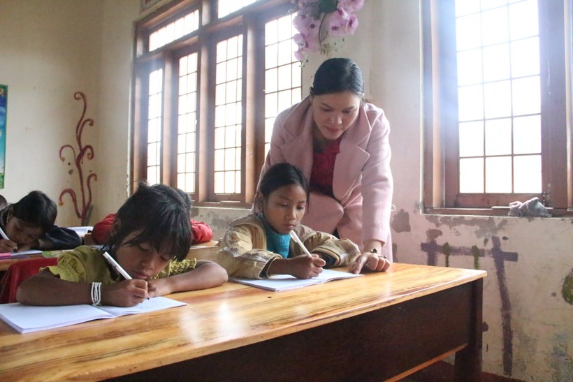 Học sinh và giáo viên ở vùng khó huyện Kon Plông (Kon Tum).