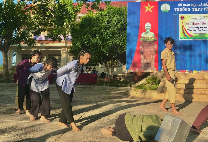 Trường THPT Phan Bội Châu sân khấu hoá lại câu chuyện lịch sử để giáo dục học sinh ghi nhớ công lao của các anh hùng dân tộc.