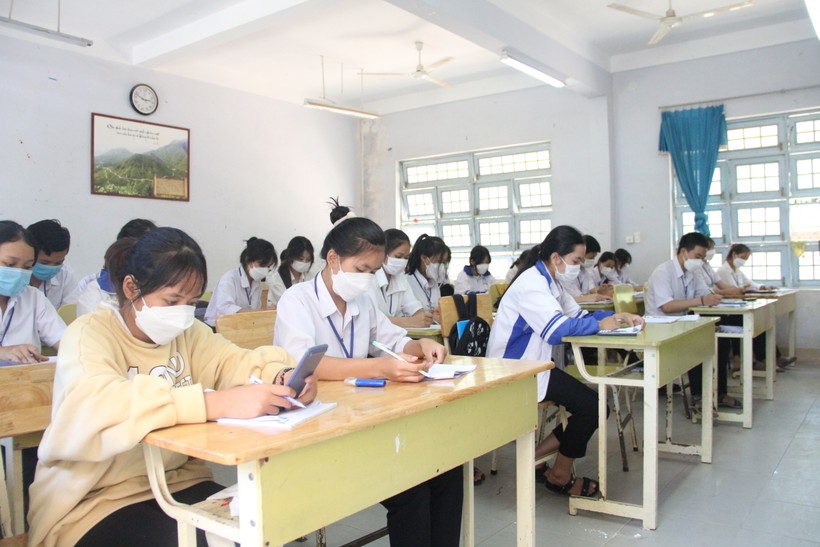 Học sinh lớp 12 trường THPT Phan Bội Châu ôn tập, chuẩn bị cho Kì thi tốt nghiệp THPT 2022.