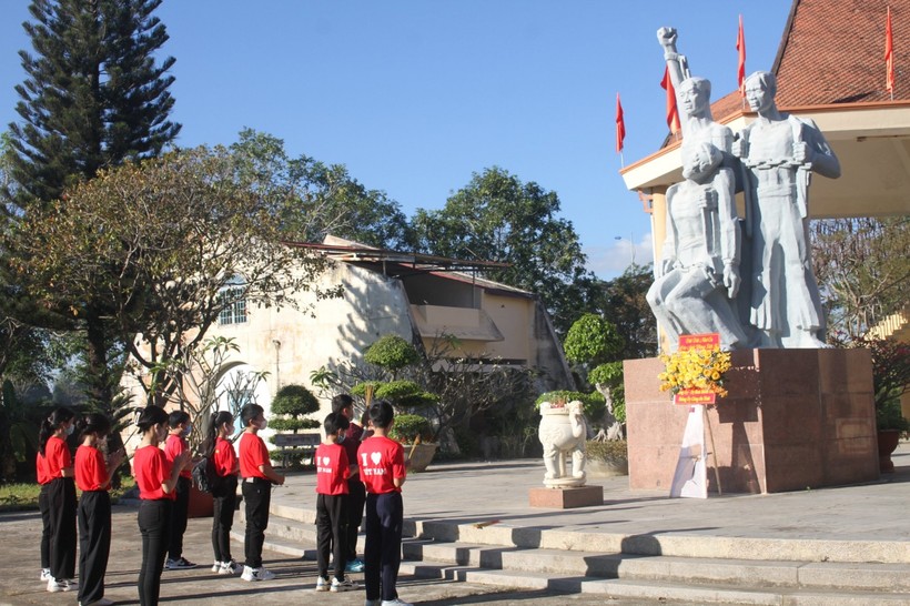 Học sinh trường Tiểu học – THCS Trường Sa thăm, viếng Ngục Kon Tum nhân ngày thành lập Quân đội nhân dân Việt Nam.