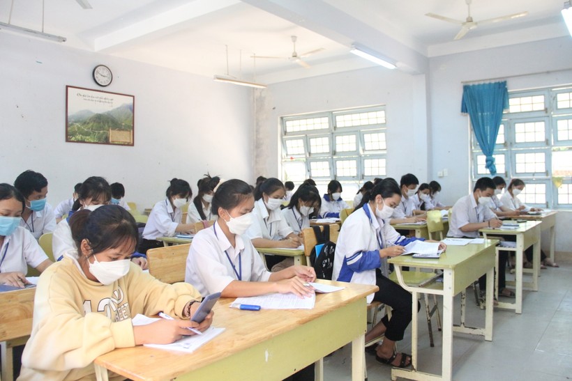 Học sinh lớp 12 ở thành phố Kon Tum ôn tập, chuẩn bị cho kỳ thi tốt nghiệp THPT 2022.