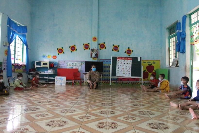 Giáo viên và học sinh Trường mầm non xã Mường Hoong (huyện Đăk Glei, Kon Tum).