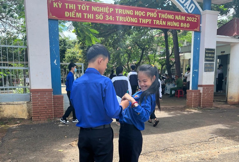 Em Hoàng Nguyễn Anh Thư (học sinh Trường THCS và THPT Kpă Klơng, huyện Mang Yang, Gia Lai) bị khuyết tật do di chứng bệnh viêm màng não.