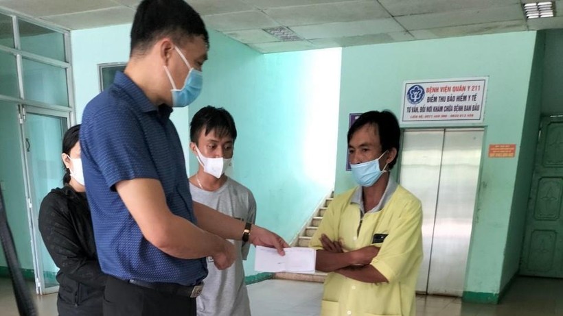 Đại diện lãnh đạo UBND huyện Tu Mơ Rông đã đến thăm hỏi, động viên gia đình nữ giáo viên.