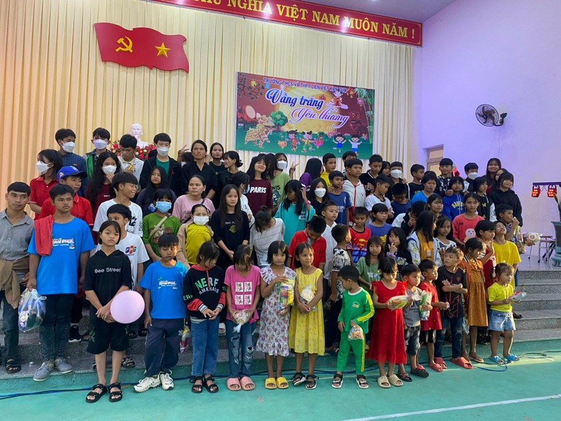 Hoạt động trải nghiệm “Em với cộng đồng” với chủ đề Trung thu “Đón bạn đến nhà" của trường THCS – THPT Liên Việt Kon Tum.