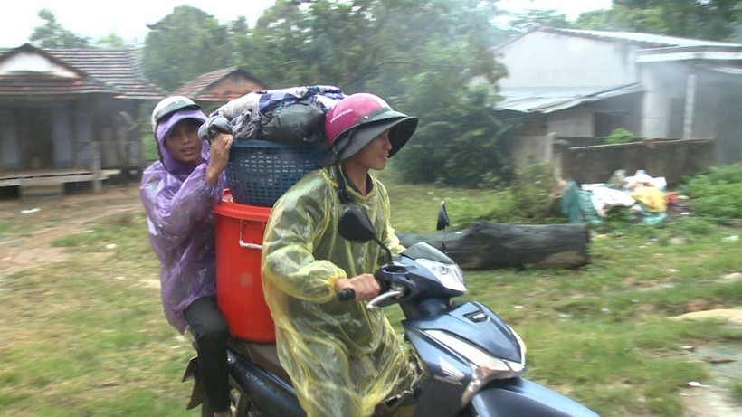 Người dân huyện Kon Rẫy di dời đến nơi an toàn để phòng, chống bão Noru.