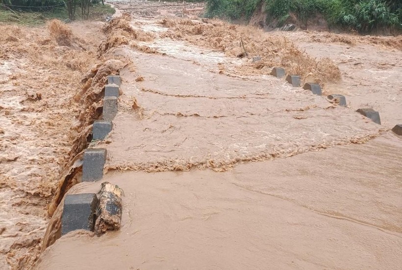  Cầu tràn 40b đi Tê Xăng (xã Măng Ri) bị ngập nước.
