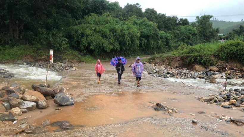 Cầu tràn Đăk Sao bị ngập và trên địa bàn huyện Tu Mơ Rông xảy ra mưa lớn nên địa phương cho học sinh nghỉ học.