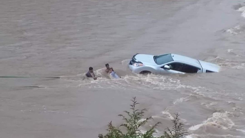 Xe của giáo viên huyện Kon Plông bị nước lũ cuốn khi đi qua ngầm tràn.