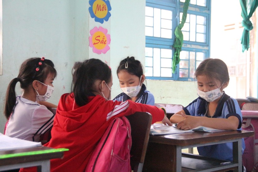 Học sinh lớp 3, Trường Tiểu học – THCS Lê Quý Đôn thảo luận nhóm.