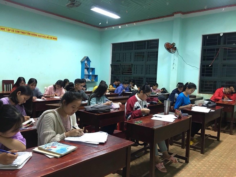Học sinh lớp 12 Trường THCS-THPT Kpă Klơng ôn tập chuẩn bị cho kỳ thi tốt nghiệp THPT.
