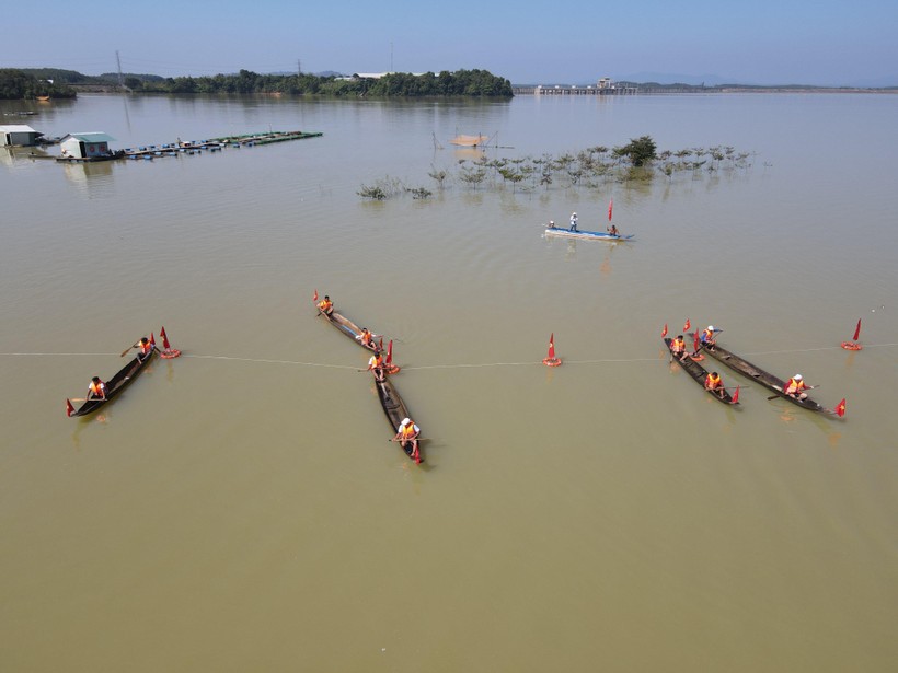 Hội đua thuyền độc mộc có 30 đội tham gia đến từ 13 xã trên địa bàn huyện.