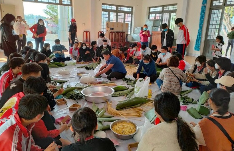 Giáo viên và học sinh Trường THCS-THPT Liên Việt Kon Tum gói bánh chưng tặng cho những hoàn cảnh khó khăn.