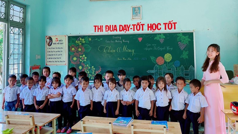 Cô Nguyễn Thị Quỳnh Hưng, giáo viên Trường PTDTBT Tiểu học và THCS xã Mường Hoong cùng học sinh của mình.