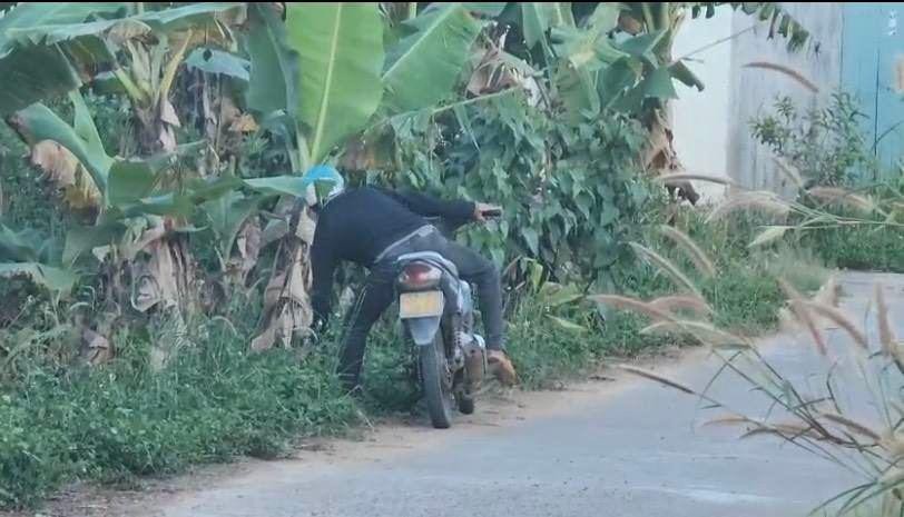 Lực lượng công an ghi lại hình ảnh Nguyễn Phi Hùng ném ma tuý bên đường để làm bằng chứng. Ảnh: Công an cung cấp.