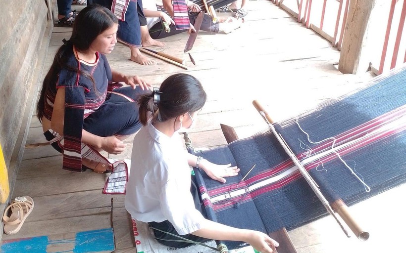 Học sinh Trường THCS Quang Trung trải nghiệm thực tế về làng nghề dệt thổ cẩm truyền thống.