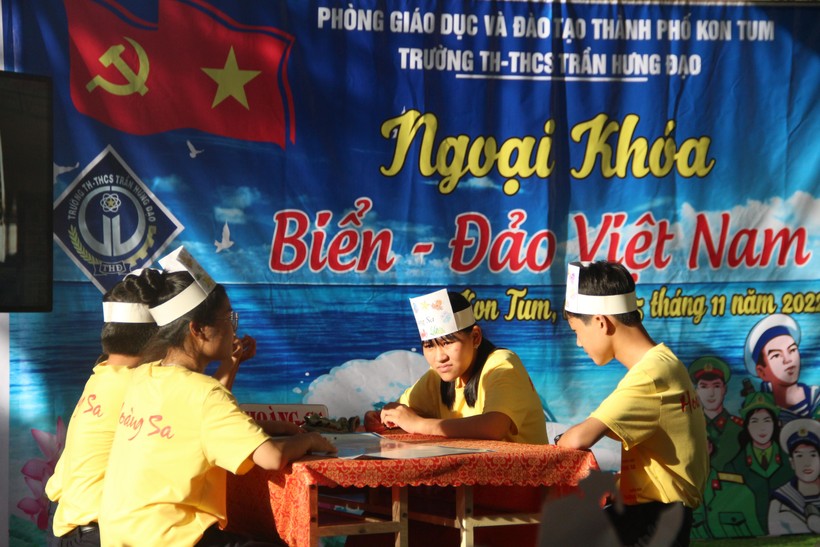 Các đội tham gia tìm hiểu, thuyết trình về biển, đảo của Việt Nam.