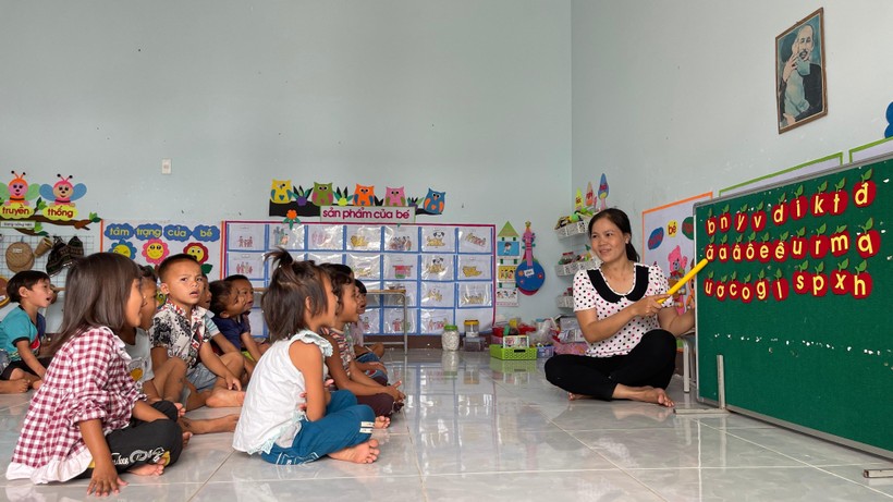 Cô Nguyễn Thị Oanh với những đứa trẻ huyện vùng biên.