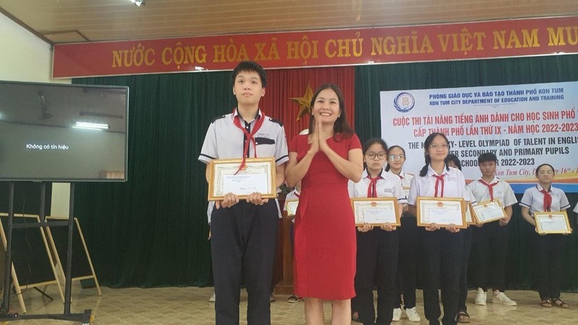 Ban tổ chức khen thưởng cho em Nguyễn Thiên Vũ (lớp 9I, Trường THCS Nguyễn Sinh Sắc) đoạt giải Nhất trong cuộc thi