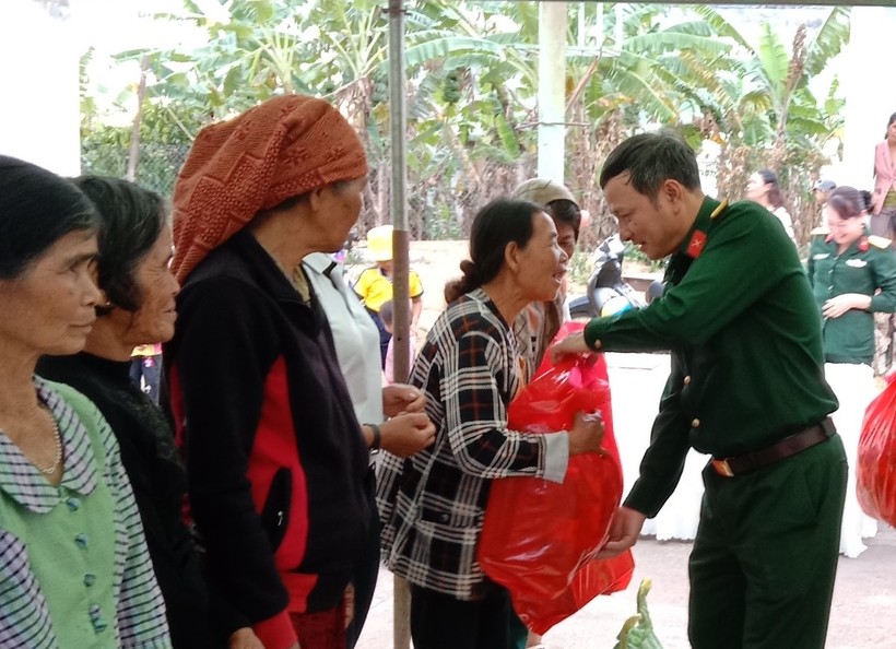 Bộ Chỉ huy Quân sự tỉnh Kon Tum tặng quà cho người dân vùng khó.