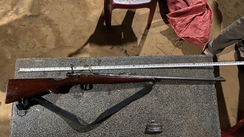 Khẩu súng tự chế mà Nguyễn Sỹ Lộc đã dùng để bắn nạn nhân H. (Ảnh: VKS) 