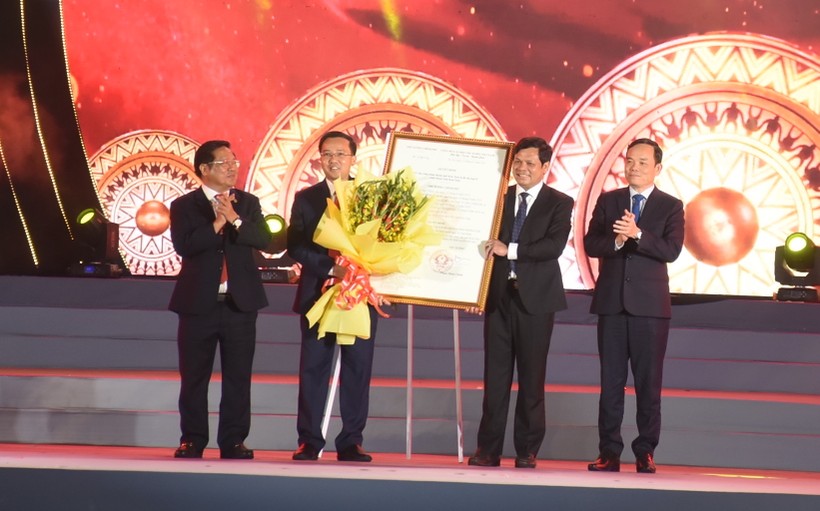 Tại buổi lễ cũng công bố Quyết định công nhận thành phố Kon Tum là đô thị loại 2.
