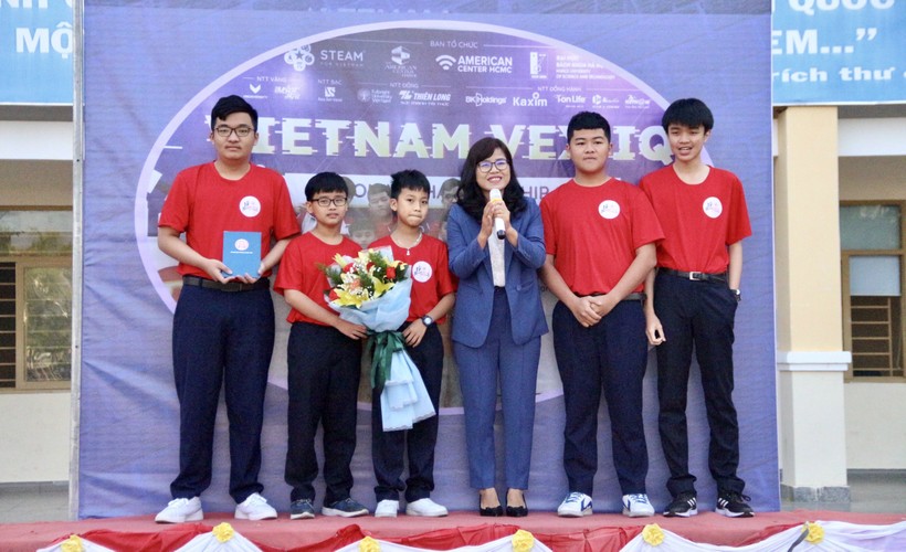Bà Phạm Thị Trung, Giám đốc Sở GD&ĐT Kon Tum tặng hoa và phần thưởng chúc mừng đội tuyển tham gia giải vô địch Robotics toàn quốc.
