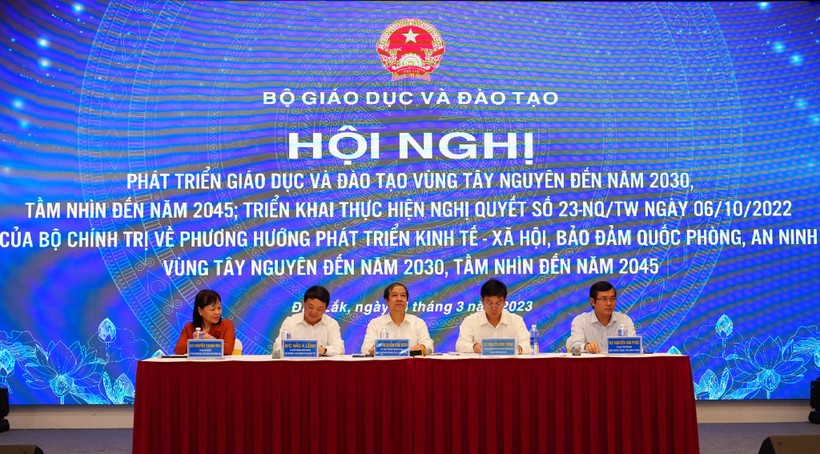 Bộ trưởng Bộ GD&ĐT Nguyễn Kim Sơn cùng đoàn công tác tham dự Hội nghị phát triển giáo dục và đào tạo vùng Tây Nguyên đến năm 2030, tầm nhìn đến năm 2045. Ảnh: Thành Tâm.