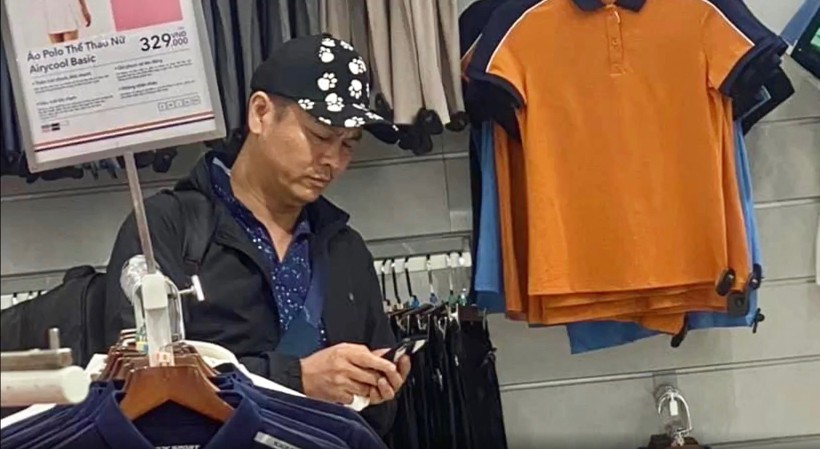 Nghi phạm Yang Zhong Wu bị bắt khi đang mua quần áo tại TP Pleiku, tỉnh Gia Lai.