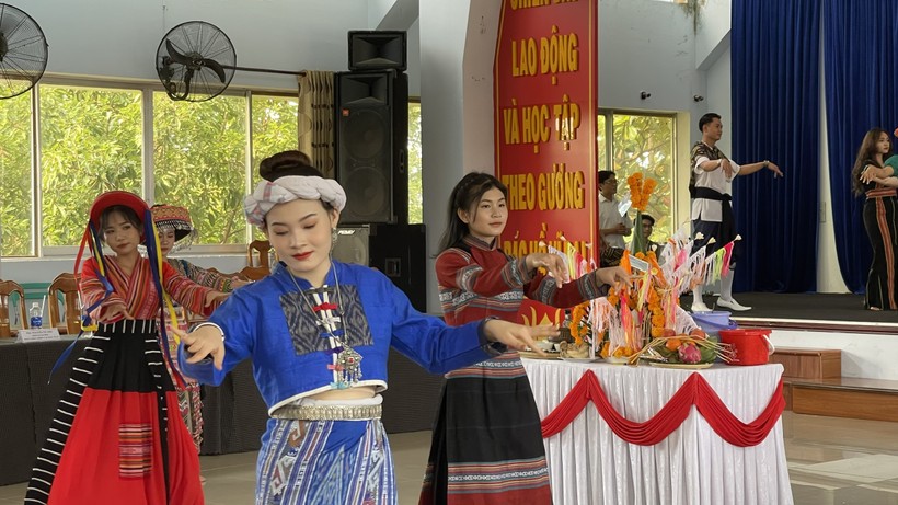 Lưu học sinh trình diễn những trang phục truyền thống các dân tộc của Việt Nam - Campuchia – Lào.