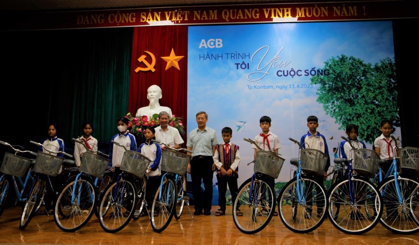 50 xe đạp được trao cho 50 học sinh vượt khó vươn lên trong học tập.