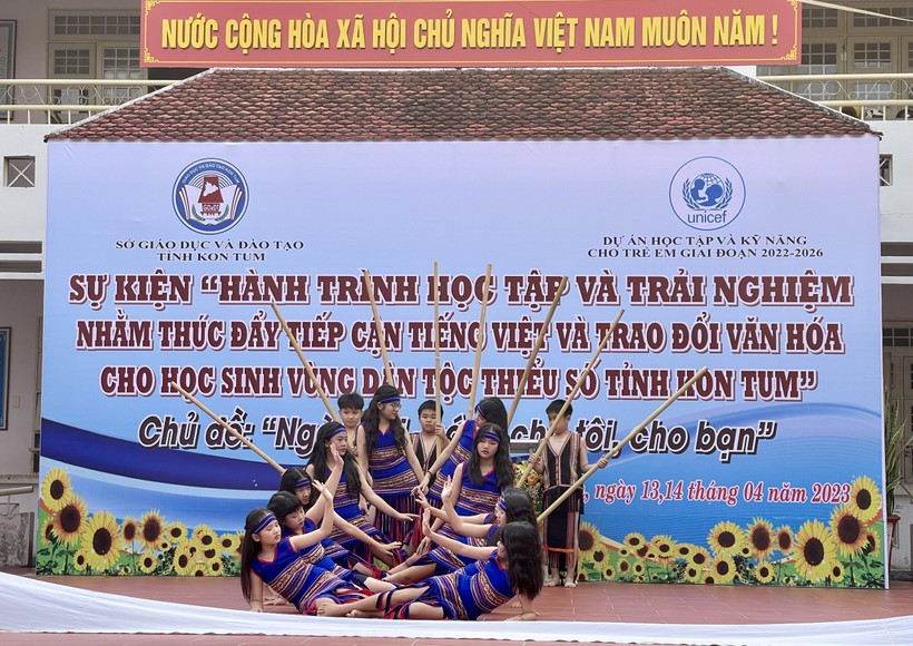 Học sinh đưa văn hoá truyền thống đến với sự kiện “Hành trình Học tập và trải nghiệm nhằm thúc đẩy tiếp cận tiếng Việt và trao đổi văn hóa cho học sinh vùng dân tộc thiểu số tỉnh Kon Tum”.