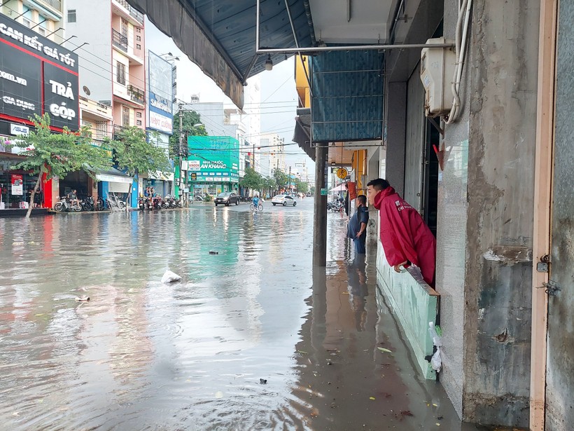 Mưa lớn kéo dài khoảng một tiếng đồng hồ khiến nhiều tuyến đường tại thành phố Kon Tum ngập sâu.